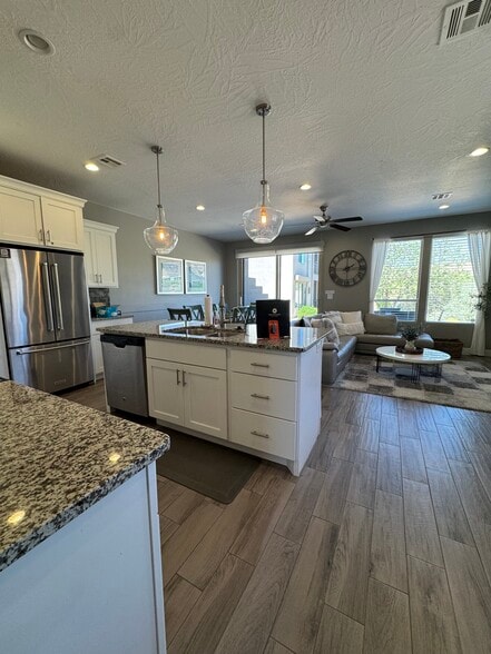 Building Photo - 1610 W Canyon Tree Dr