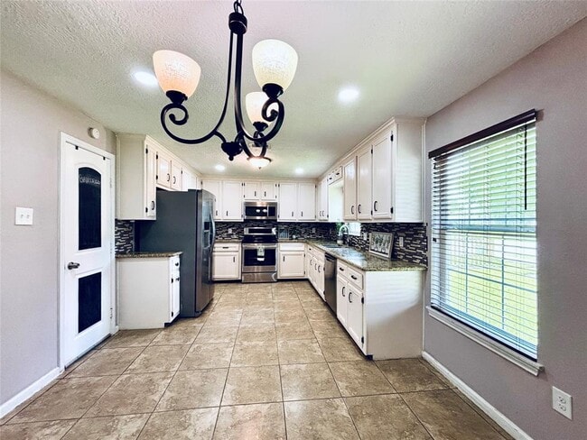 Building Photo - 2413 Kingsdale Dr