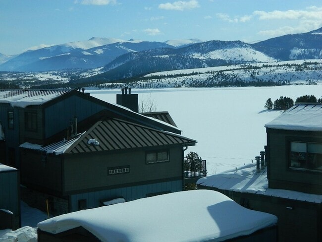 Building Photo - Summer Seasonal Rental- Lake Forest E301