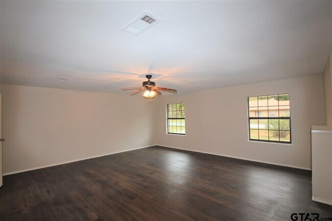 Building Photo - 15711 Echo Glen Dr