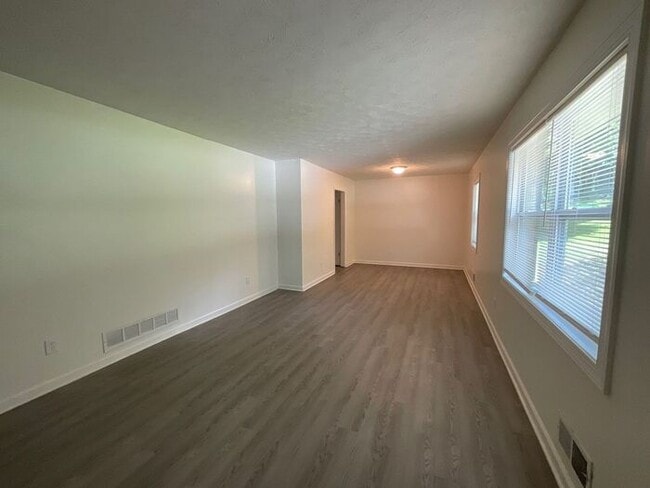 Building Photo - Updated 3BR Home with Spacious Yard & 2-Ca...