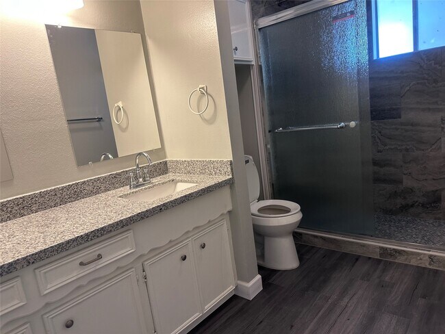 Building Photo - 13611 Fernhill Dr