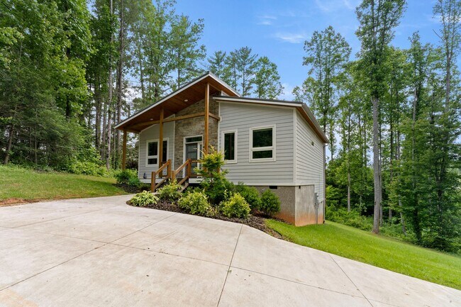 Building Photo - Modern Charm in the Country