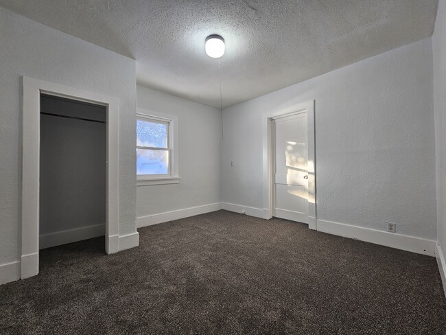 Building Photo - 515 E 11th St