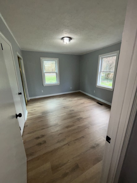 Building Photo - 619 Pinewood Ave