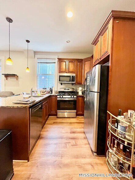 Building Photo - 717 Parker St