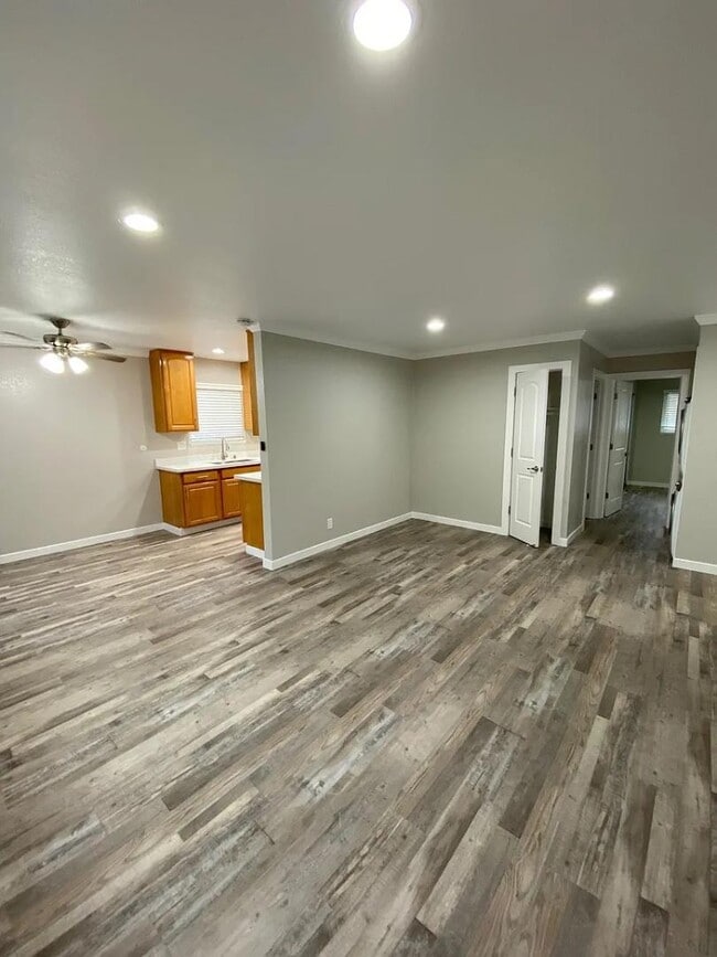 Building Photo - 1400 White Dr