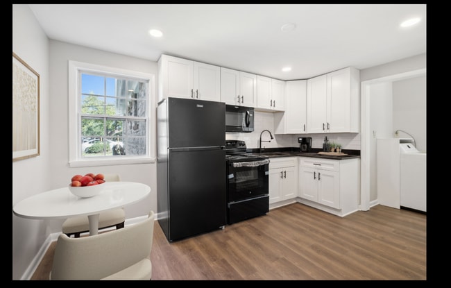 Building Photo - Newly Renovated Unit!