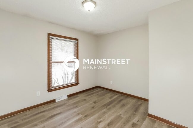 Building Photo - 3 Bedroom Pet-Friendly Home in Independence, MO with Main Street Renewal
