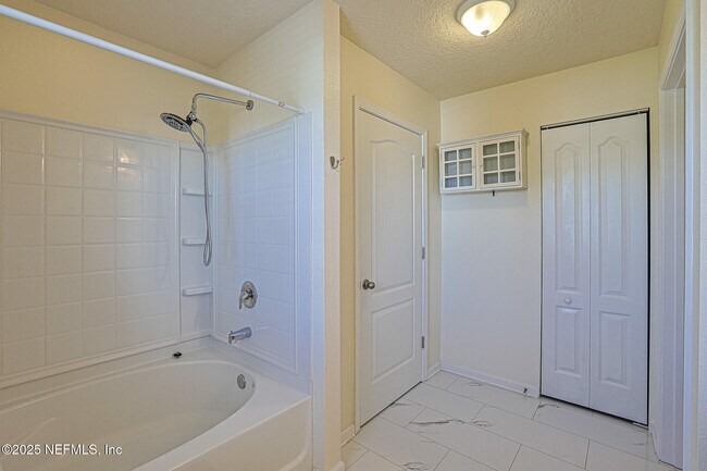 Building Photo - 2408 Bonnie Lakes Dr