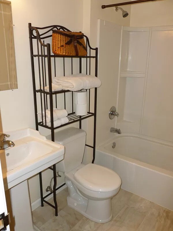 Full bathroom downstairs with bathtub - 1705 NE Lower Dr