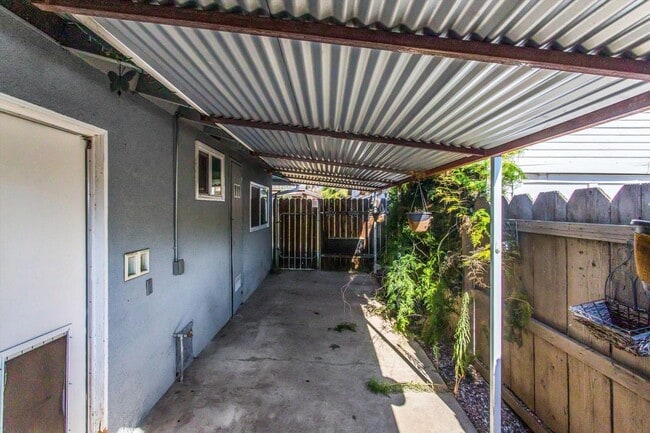 Building Photo - 2 bedroom Duplex with Huge yard!
