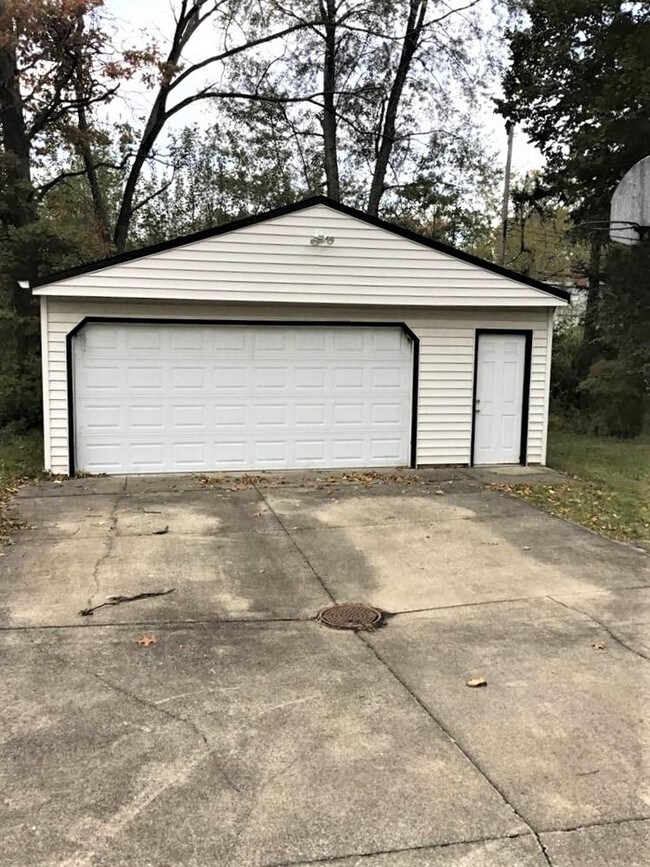 Building Photo - 892 Montford Rd