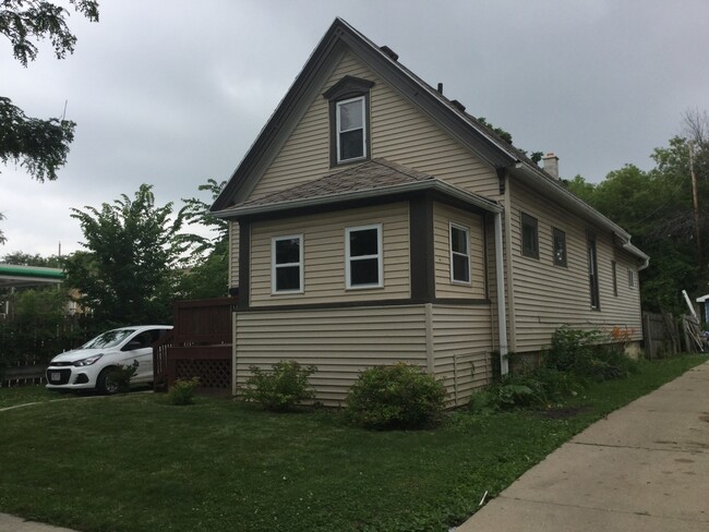 Building Photo - 3 bedroom Single Family ( Harambee )