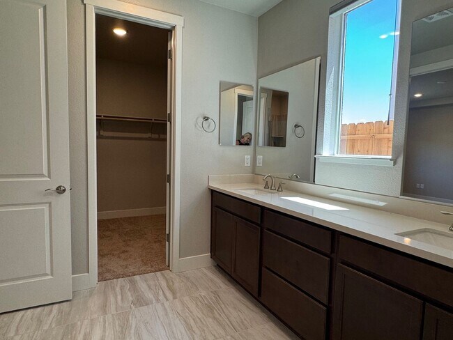 Building Photo - SINGLE STORY | 4 -bedrooms |3 baths | 1877...