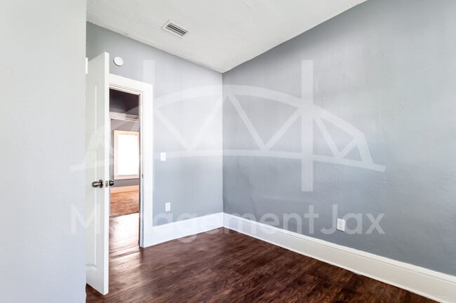 Building Photo - 2056 Moncrief Rd