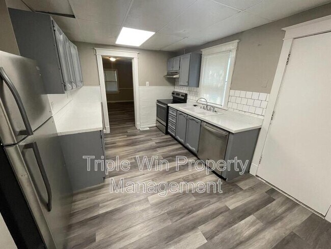 Building Photo - 9425 Burdella Ave