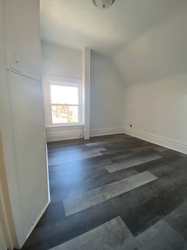 Building Photo - 1608 B Ave NE