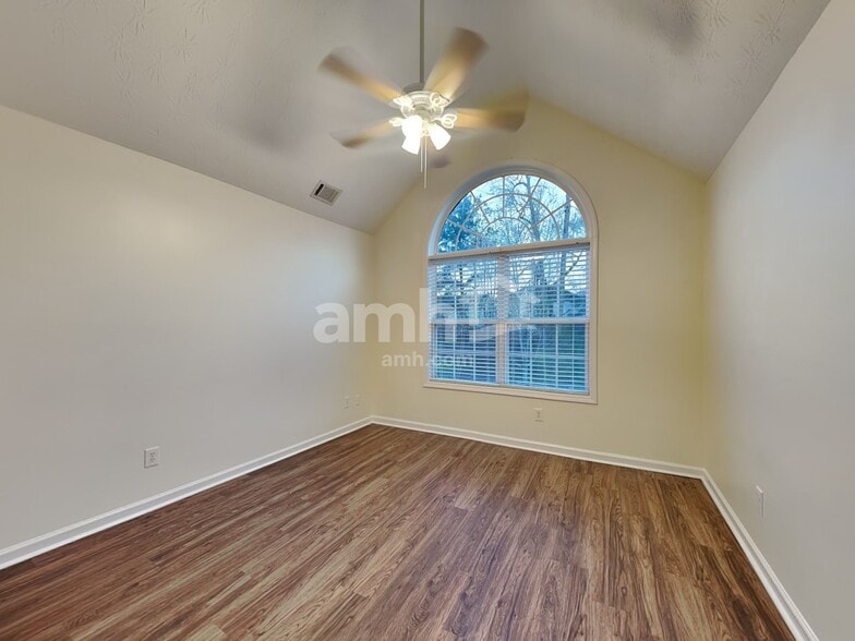 Building Photo - 247 River Pass Ct NE