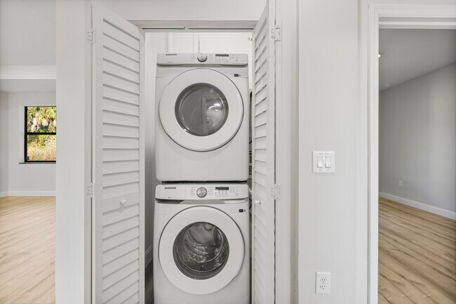 Building Photo - 751 Clancy St E