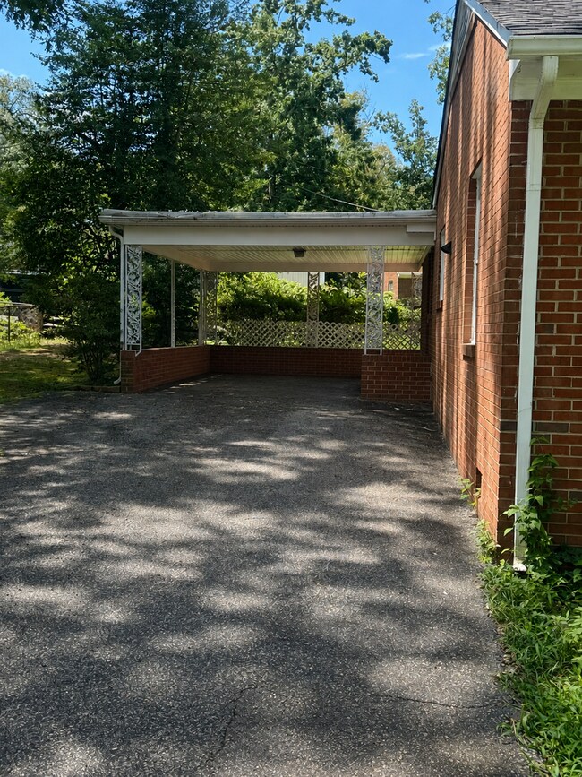 Building Photo - 5048 Grassmere Rd