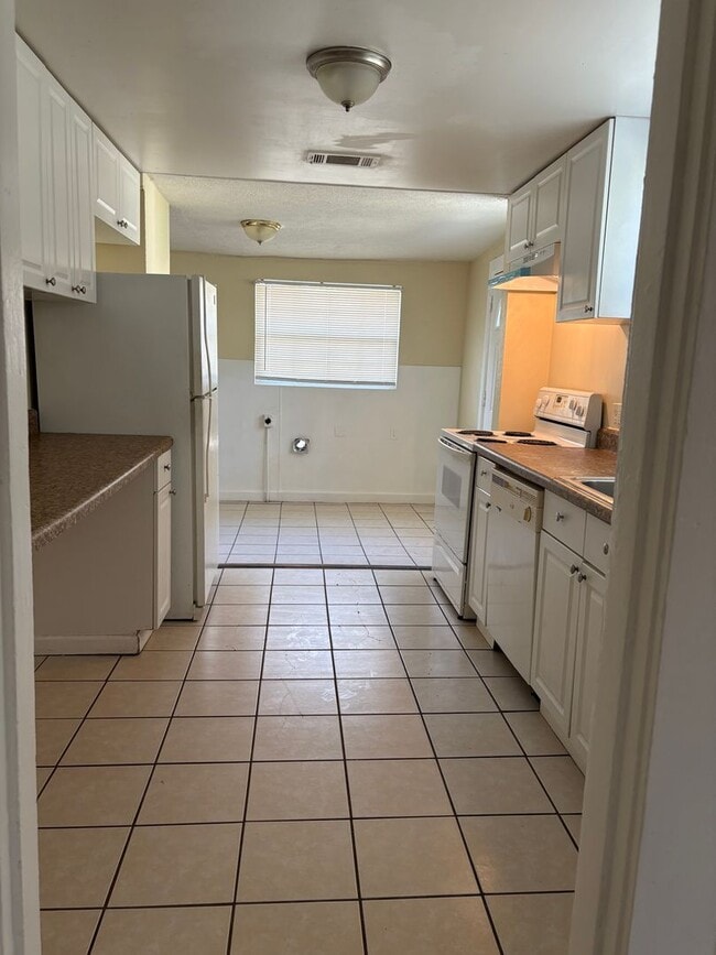 Building Photo - Large 4 bedroom 1 Bath House for rent