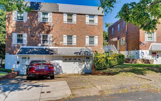 Primary Photo - 8850 Manchester St