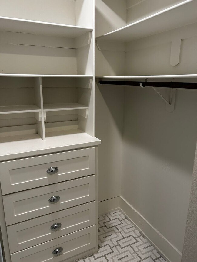 Building Photo - UNFURNISHED Beautiful Large Home Available Now on North Walnut in Fayetteville !!