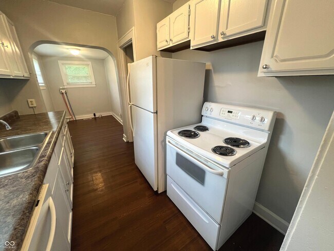 Building Photo - 411 W 39th St