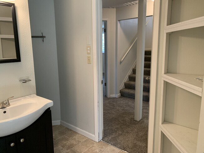 Building Photo - 800 Vassar Cir