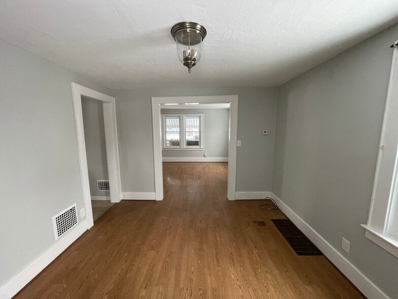 Building Photo - 104 Lynhurst Ave