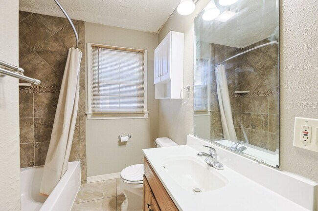 Building Photo - Charming 2 Bedroom Home with Character & Convenient Amenities