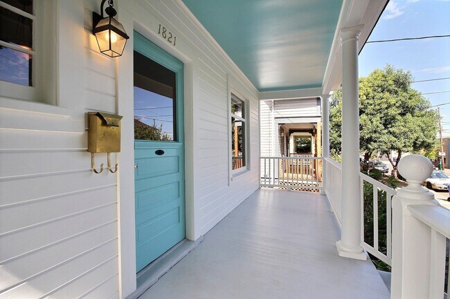 Building Photo - Charming Victorian home with private driveway