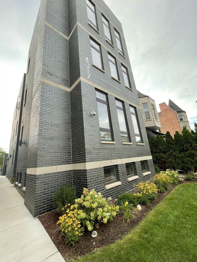 Primary Photo - 4317 S Forrestville Ave