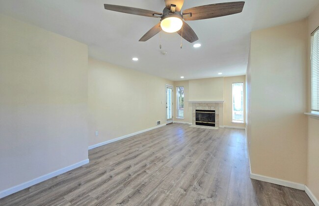 Building Photo - 2 Bedroom Condo In Lynnwood Available Now