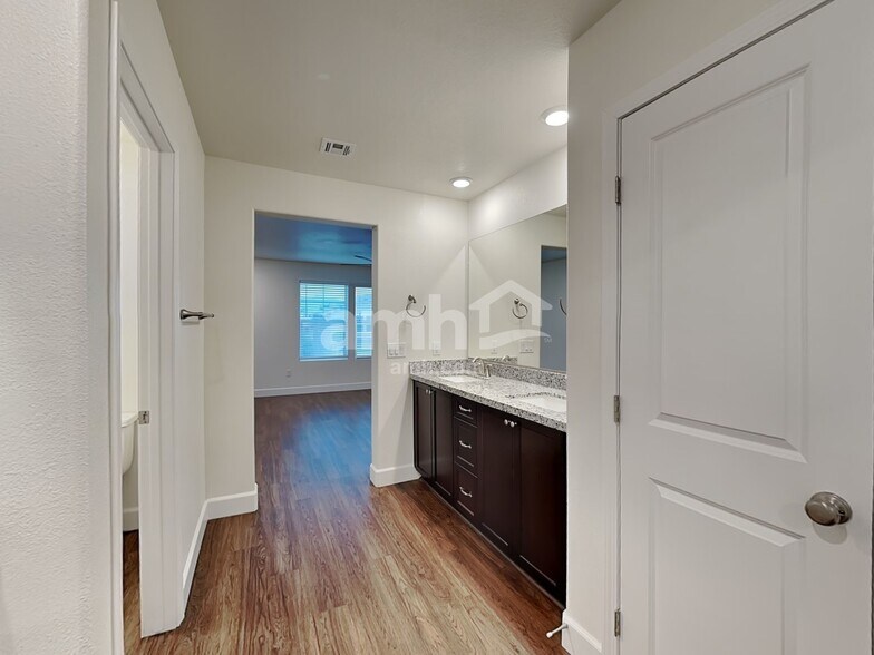 Building Photo - 1479 Garden Swing Ave