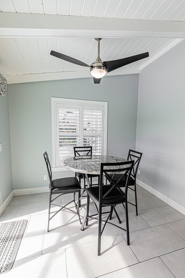 Building Photo - 1282 SW Bent Pine Cove