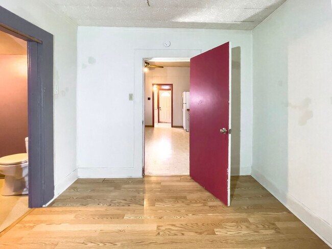 Building Photo - 1810 E 6th St