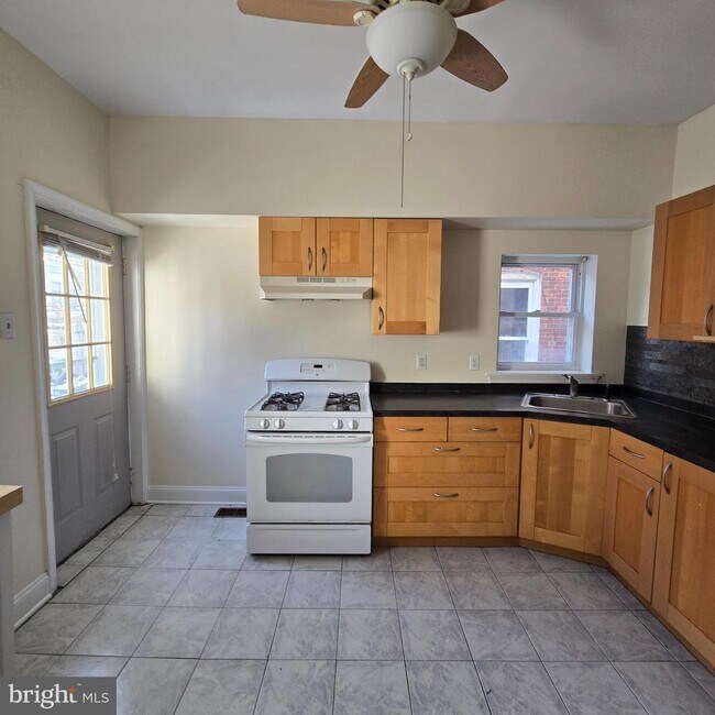 Building Photo - 316 Winona St