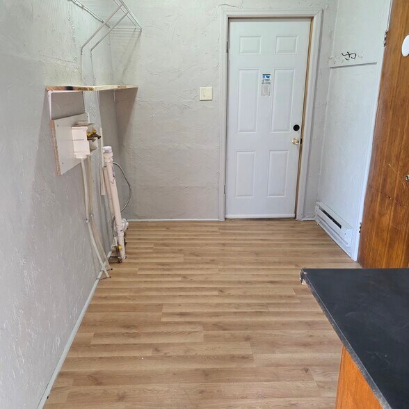 Building Photo - 384 S Hickory St