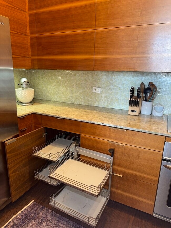 Building Photo - 320 E 21st St