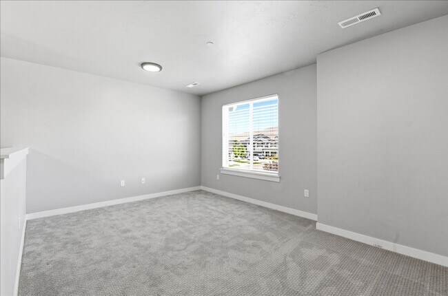 Building Photo - 5 Bedroom, 2.5 Bathroom home located in Southeast Boise