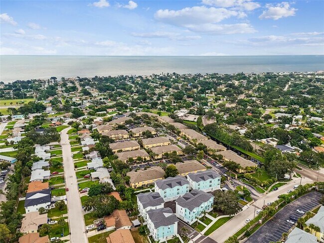 Building Photo - 3840 Pompano Dr SE