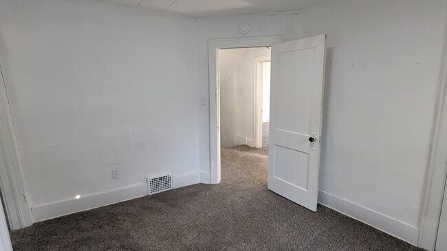 Building Photo - 711 Roselawn Ave