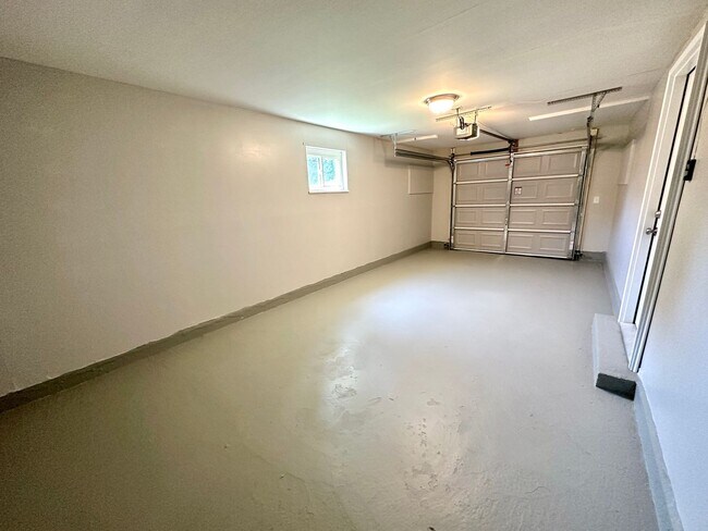 Building Photo - 4408 Lesher Dr