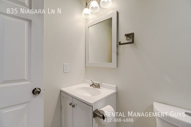 Building Photo - Stunning 4 Bedroom Home! Wayzata School District!