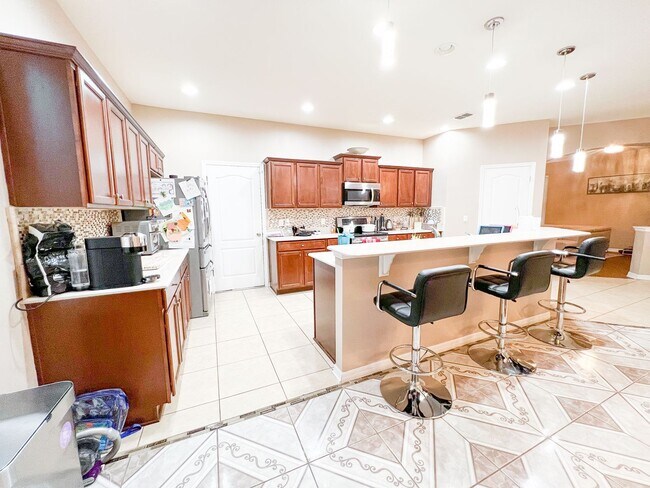 Building Photo - Exquisite Retreat: Luxury Living in Waterside Pointe