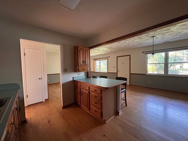 Building Photo - Charming 3-Bedroom Ranch on Oversized Corn...