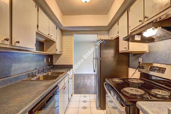Building Photo - 2597 Stratford Ln