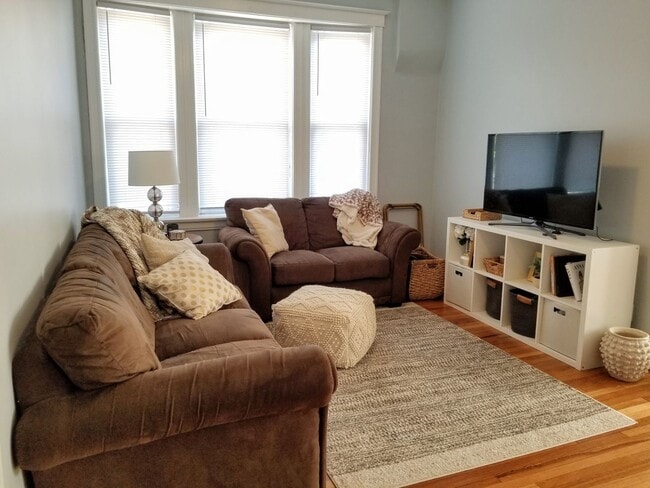 Building Photo - 3 bedroom rehab in the heart of Ukrainian Village